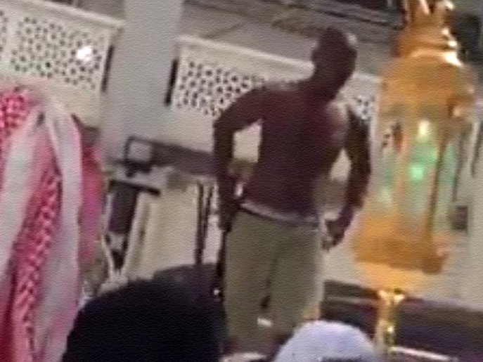 تحطيم فوانيس حول الكعبة تحطيم فوانيس حول الكعبة
