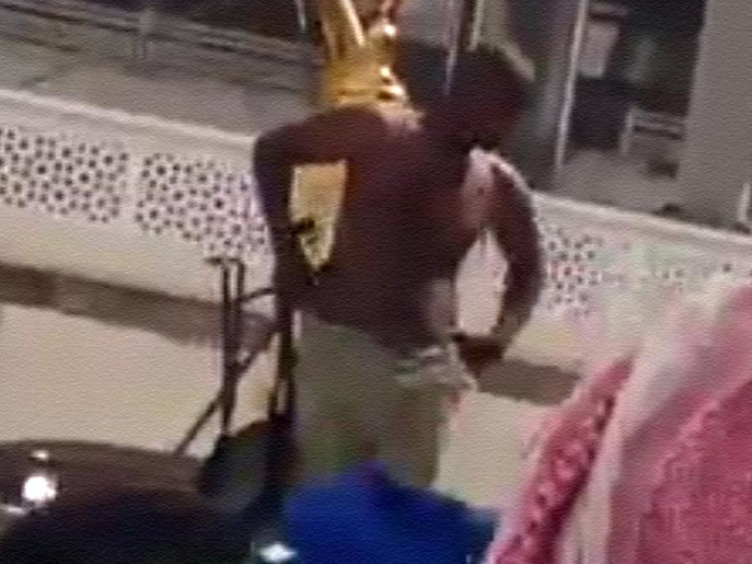 تحطيم فوانيس حول الكعبة تحطيم فوانيس حول الكعبة