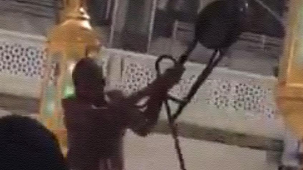 تحطيم فوانيس حول الكعبة تحطيم فوانيس حول الكعبة